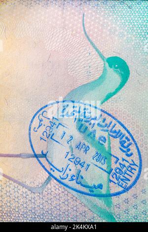 VAE-Stempel im britischen Pass - Vereinigte Arabische Emirate 12 Apr 2015 Eintrag Stockfoto