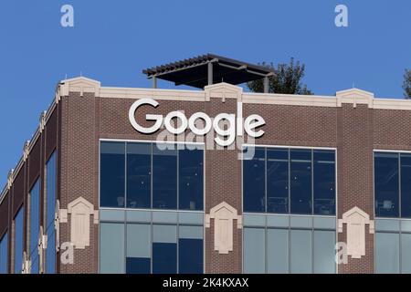 Chicago - ca. Oktober 2022: Google Chicago Büro. Google ist ein Technologieunternehmen, das für Cloud Computing, Suchmaschinen, Browser und Online-Adver bekannt ist Stockfoto