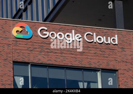 Chicago - circa Oktober 2022: Google Cloud Office. Google ist ein Technologieunternehmen, das für Cloud Computing, Suchmaschinen, Browser und Online-Adverti bekannt ist Stockfoto