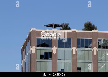 Chicago - ca. Oktober 2022: Google Chicago Büro. Google ist ein Technologieunternehmen, das für Cloud Computing, Suchmaschinen, Browser und Online-Adver bekannt ist Stockfoto