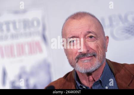 Madrid, Spanien. 03. Oktober 2022. Der spanische Autor Arturo Perez Reverte präsentiert sein neues Buch „Revolucion“ im Hotel Westin Palace von Madrid. (Foto: Atilano Garcia/SOPA Images/Sipa USA) Quelle: SIPA USA/Alamy Live News Stockfoto