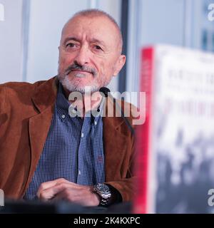 Madrid, Spanien. 03. Oktober 2022. Der spanische Autor Arturo Perez Reverte präsentiert sein neues Buch „Revolucion“ im Hotel Westin Palace von Madrid. (Foto: Atilano Garcia/SOPA Images/Sipa USA) Quelle: SIPA USA/Alamy Live News Stockfoto