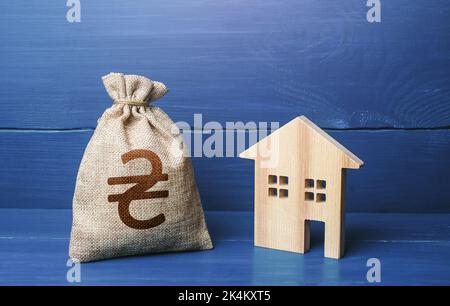 Figur Silhouette Haus und ukrainischen Griwna Geldbeutel. Kauf und Verkauf von Immobilien. Hypothekendarlehen. Verkauf von Wohnungen. Vorschlag für einen Angebotspreis. Stockfoto