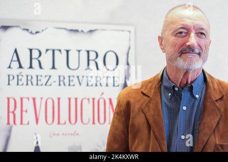 Madrid, Spanien. 03. Oktober 2022. Der spanische Autor Arturo Perez Reverte präsentiert sein neues Buch „Revolucion“ im Hotel Westin Palace von Madrid. (Foto: Atilano Garcia/SOPA Images/Sipa USA) Quelle: SIPA USA/Alamy Live News Stockfoto