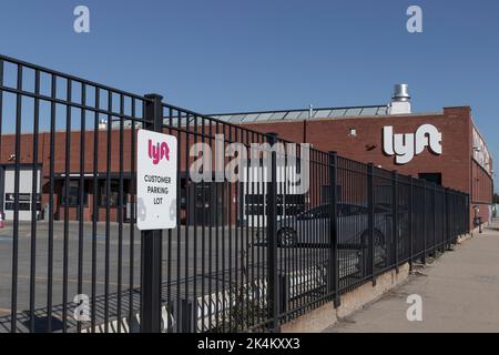 Chicago - Ca. Oktober 2022: Lyft Driver Center. Lyft bietet Ride-Hailing, Mietfahrzeuge, Mietwagen und Lieferservice für Lebensmittel an. Stockfoto