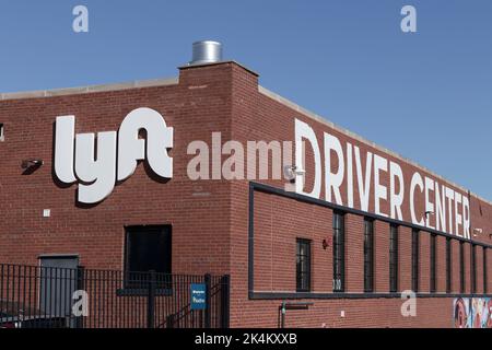 Chicago - Ca. Oktober 2022: Lyft Driver Center. Lyft bietet Ride-Hailing, Mietfahrzeuge, Mietwagen und Lieferservice für Lebensmittel an. Stockfoto