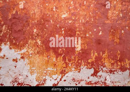 Alte Wand mit abblätternder Farbe Stockfoto