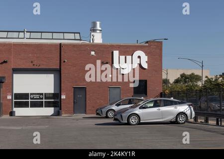 Chicago - Ca. Oktober 2022: Lyft Driver Center. Lyft bietet Ride-Hailing, Mietfahrzeuge, Mietwagen und Lieferservice für Lebensmittel an. Stockfoto