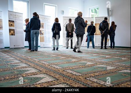 Berlin, Deutschland. 03. Oktober 2022. In der Khadija-Moschee in Berlin Pankow erfahren Besucher mehr über den Islam. Rund 1000 Moscheen-Gemeinden bundesweit laden auch in diesem Jahr wieder interessierte Besucher ein. Quelle: Fabian Sommer/dpa/Alamy Live News Stockfoto