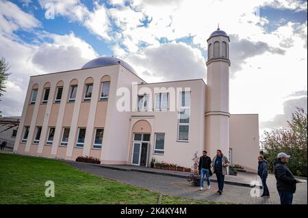 Berlin, Deutschland. 03. Oktober 2022. Die Menschen besuchen die Khadija-Moschee in Berlin Pankow. Rund 1000 Moscheen-Gemeinden bundesweit laden auch in diesem Jahr wieder interessierte Besucher ein. Quelle: Fabian Sommer/dpa/Alamy Live News Stockfoto