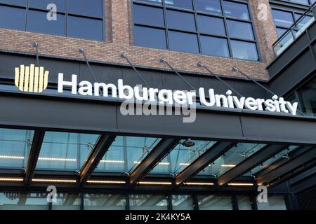 Chicago – circa Oktober 2022: Hamburger University am weltweiten Hauptsitz von McDonald. 40 Prozent der McDonald’s-Führung haben an der Hamburger Unive teilgenommen Stockfoto