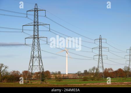 Blick durch riesige Strommasten zur Windmühle selby yorshire vereinigtes Königreich Stockfoto