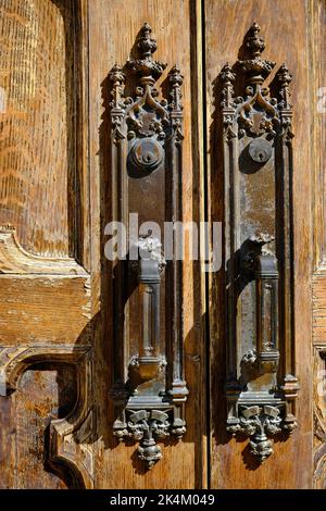 Detail der alten antiken Türgriffe auf alten abgenutzten Holztüren Stockfoto