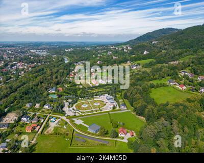 Ustron Aerial View. Landschaft der Stadt und Kurort in Ustron auf den Hügeln der Schlesischen Beskiden. Polen. Stockfoto