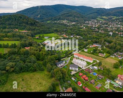 Ustron Aerial View. Landschaft der Stadt und Kurort in Ustron auf den Hügeln der Schlesischen Beskiden. Polen. Stockfoto