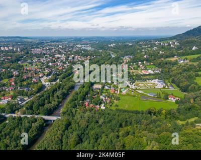 Ustron Aerial View. Landschaft der Stadt und Kurort in Ustron auf den Hügeln der Schlesischen Beskiden. Polen. Stockfoto