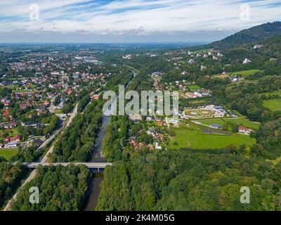 Ustron Aerial View. Landschaft der Stadt und Kurort in Ustron auf den Hügeln der Schlesischen Beskiden. Polen. Stockfoto