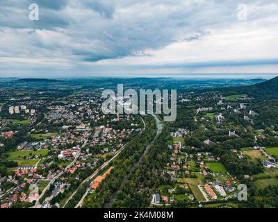 Ustron Aerial View. Landschaft der Stadt und Kurort in Ustron auf den Hügeln der Schlesischen Beskiden. Polen. Stockfoto