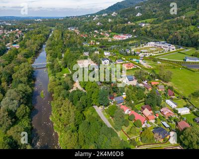 Ustron Aerial View. Landschaft der Stadt und Kurort in Ustron auf den Hügeln der Schlesischen Beskiden. Polen. Stockfoto