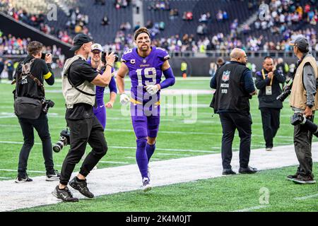 LONDON, GROSSBRITANNIEN. 02., Oktober 2022. Adam Thielen von Minnesota Vikings (Mitte) begrüßt die Fans nach dem Spiel während der NFL 2022 London Series - Minnesota Vikings vs New Orleans Saints am Sonntag, den 02. Oktober 2022 im Tottenham Hotspur Stadium. LONDON, ENGLAND. Kredit: Taka G Wu/Alamy Live Nachrichten Stockfoto