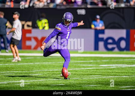 LONDON, GROSSBRITANNIEN. 02., Oktober 2022. Greg Joseph von Minnesota Vikings in Aktion während des heutigen Spiels während der NFL 2022 London Series - Minnesota Vikings gegen New Orleans Saints im Tottenham Hotspur Stadium am Sonntag, den 02. Oktober 2022. LONDON, ENGLAND. Kredit: Taka G Wu/Alamy Live Nachrichten Stockfoto