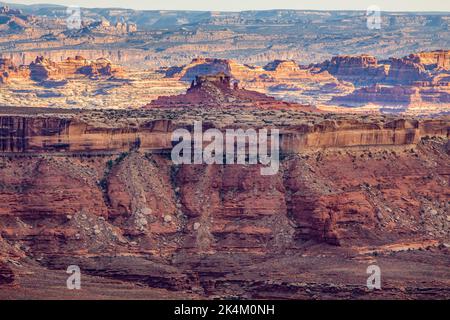 Südansicht von Murphy's Hogback auf dem White Rim Trail in Richtung Needles District im Canyonlands Natioinal Park, Utah. Stockfoto