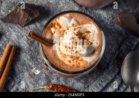 Hausgemachte würzige mexikanische heiße Kakao-Schokolade mit Zimt und Cayenne Stockfoto