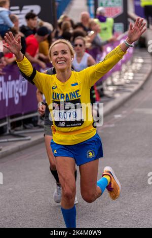 Die ukrainische Läuferin Olesya Isak läuft beim TCS London Marathon 2022 auf der Tower Bridge Approach Road, City of London, Großbritannien. Stockfoto