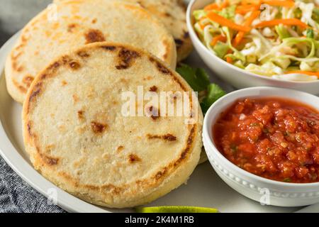 Hausgemachte salvadorianische Maispuppen mit Curtido und Salsa Stockfoto