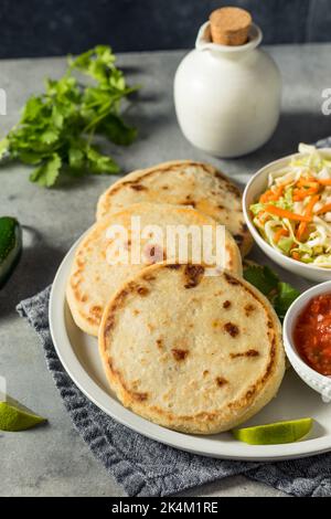 Hausgemachte salvadorianische Maispuppen mit Curtido und Salsa Stockfoto