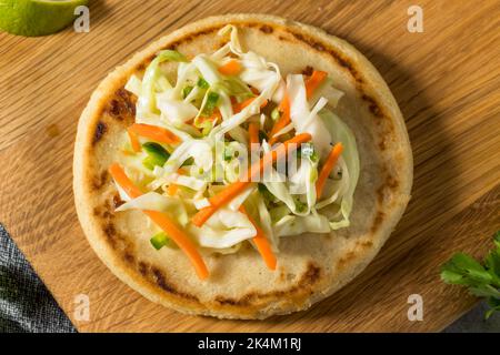 Hausgemachte salvadorianische Maispuppen mit Curtido und Salsa Stockfoto