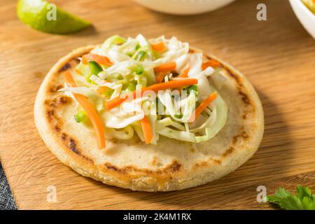 Hausgemachte salvadorianische Maispuppen mit Curtido und Salsa Stockfoto