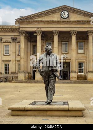 Bronzestatue von Harold Wilson vom sozialistischen Bildhauer Ian Walters auf dem St. George's Square, außerhalb der Huddersfield Station. West Yorks. VEREINIGTES KÖNIGREICH. Stockfoto