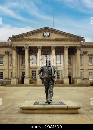 Bronzestatue von Harold Wilson vom sozialistischen Bildhauer Ian Walters auf dem St. George's Square, außerhalb der Huddersfield Station. West Yorks. VEREINIGTES KÖNIGREICH. Stockfoto