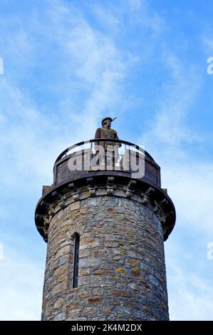 Ein Blick auf die Spitze des Glenfinnan-Denkmals mit einer Statue des einmundenden Highlanders zum Gedenken an den Jakobitenaufstand 1745 in Glenfinnan, Morar, Schottland, Großbritannien. Stockfoto