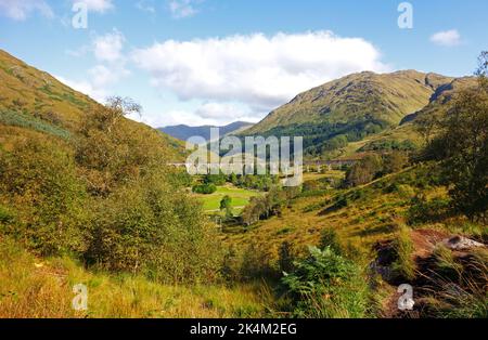 Blick auf Glen Finnan und das Glenfinnan Viadukt in den schottischen Highlands in Glenfinnan, Lochaber, Schottland, Vereinigtes Königreich. Stockfoto