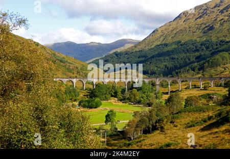 Blick auf Glen Finnan und das Glenfinnan Viadukt in den schottischen Highlands in Glenfinnan, Lochaber, Schottland, Vereinigtes Königreich. Stockfoto