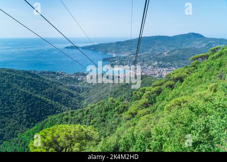 Über Rapallo mit der Seilbahn Rapallo Montallegro, Ligurien, Norditalien, ITA. September 2022. Stockfoto