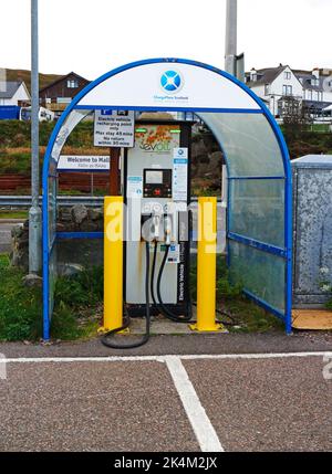 Ein Tri-Rapid-Ladegerät für Elektrofahrzeuge zum Aufladen von Elektrofahrzeugen auf einem Parkplatz in Mallaig, Morar, Schottland, Großbritannien. Stockfoto