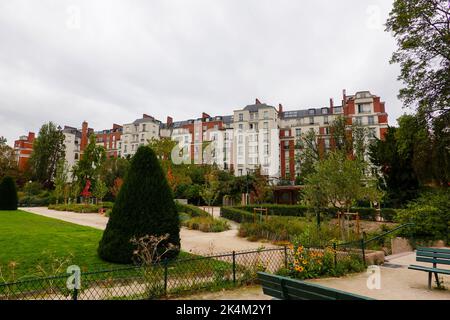 Platz Sarah Bernhardt, Stadtplatz benannt nach dem Schauspieler, auf einem alten Gaswerk-Gelände mit einem restaurierten Spielplatz, 20. Arrondissement, Paris, Frankreich. Stockfoto