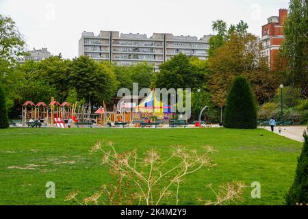 Platz Sarah Bernhardt, Stadtplatz nach dem Schauspieler benannt, mit Zirkus Les Gontellis, Shows für Kinder, 20. Arrondissement, Paris, Frankreich. Stockfoto