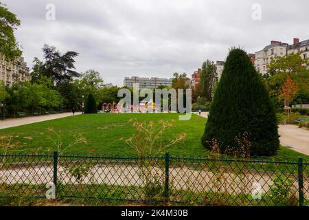 Platz Sarah Bernhardt, Stadtplatz nach dem Schauspieler benannt, mit Zirkus Les Gontellis, Shows für Kinder, 20. Arrondissement, Paris, Frankreich. Stockfoto