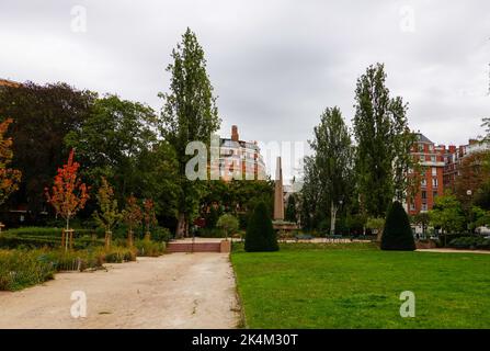 Platz Sarah Bernhardt, Stadtplatz benannt nach dem Schauspieler, auf einem alten Gaswerk-Gelände mit einem restaurierten Spielplatz, 20. Arrondissement, Paris, Frankreich. Stockfoto