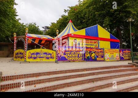 Platz Sarah Bernhardt, Stadtplatz nach dem Schauspieler benannt, mit Zirkus Les Gontellis, Shows für Kinder, 20. Arrondissement, Paris, Frankreich. Stockfoto