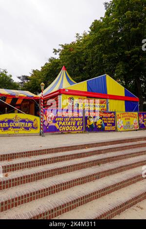 Platz Sarah Bernhardt, Stadtplatz nach dem Schauspieler benannt, mit Zirkus Les Gontellis, Shows für Kinder, 20. Arrondissement, Paris, Frankreich. Stockfoto