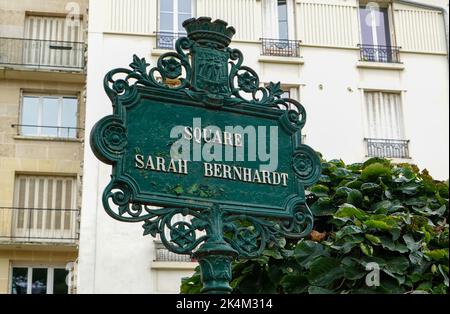 Platz Sarah Bernhardt, Stadtplatz benannt nach dem Schauspieler, auf einem alten Gaswerk-Gelände mit einem restaurierten Spielplatz, 20. Arrondissement, Paris, Frankreich. Stockfoto