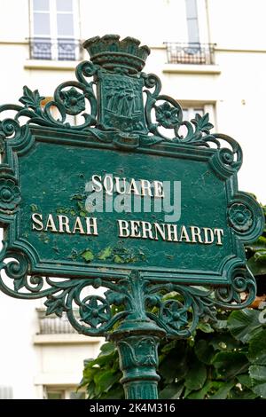 Platz Sarah Bernhardt, Stadtplatz benannt nach dem Schauspieler, auf einem alten Gaswerk-Gelände mit einem restaurierten Spielplatz, 20. Arrondissement, Paris, Frankreich. Stockfoto