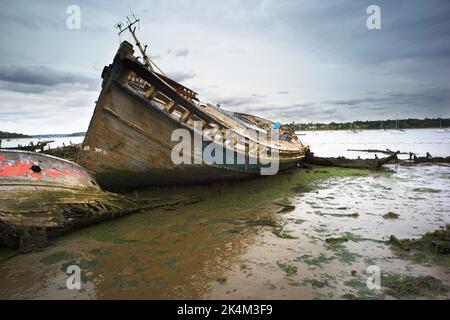 Verrottet Segelboote auf dem Schlamm bei Ebbe in Pin Mill, Suffolk Stockfoto