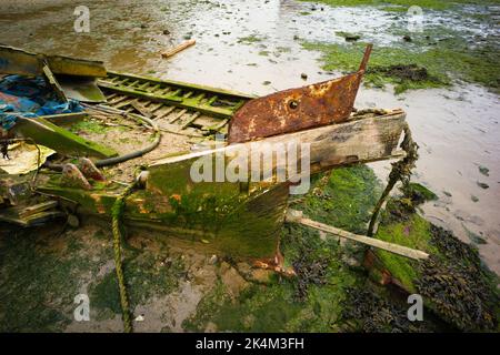 Detail zeigt das Heck eines verrottigen Holzbootes in Pin Mill, Suffolk Stockfoto