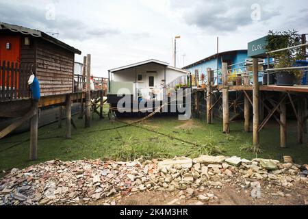 Hausboot-Lastkahn verstopft bei Ebbe in Pin Mill in Suffolk Stockfoto